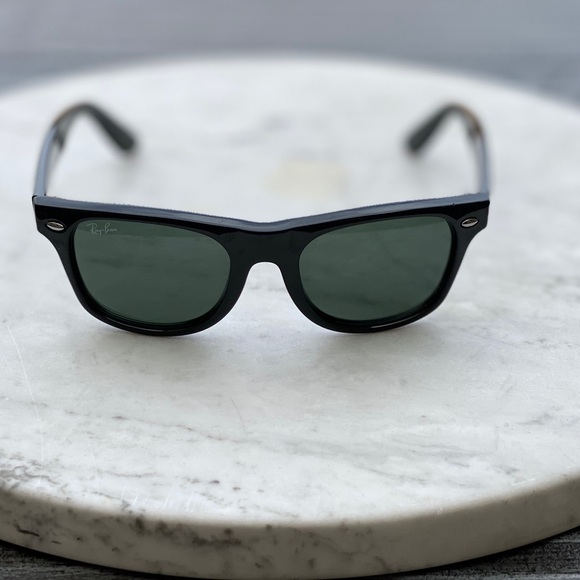 Black Ray-Ban Wayfarer Square Iconic Sunglasses - Picture 2 of 8